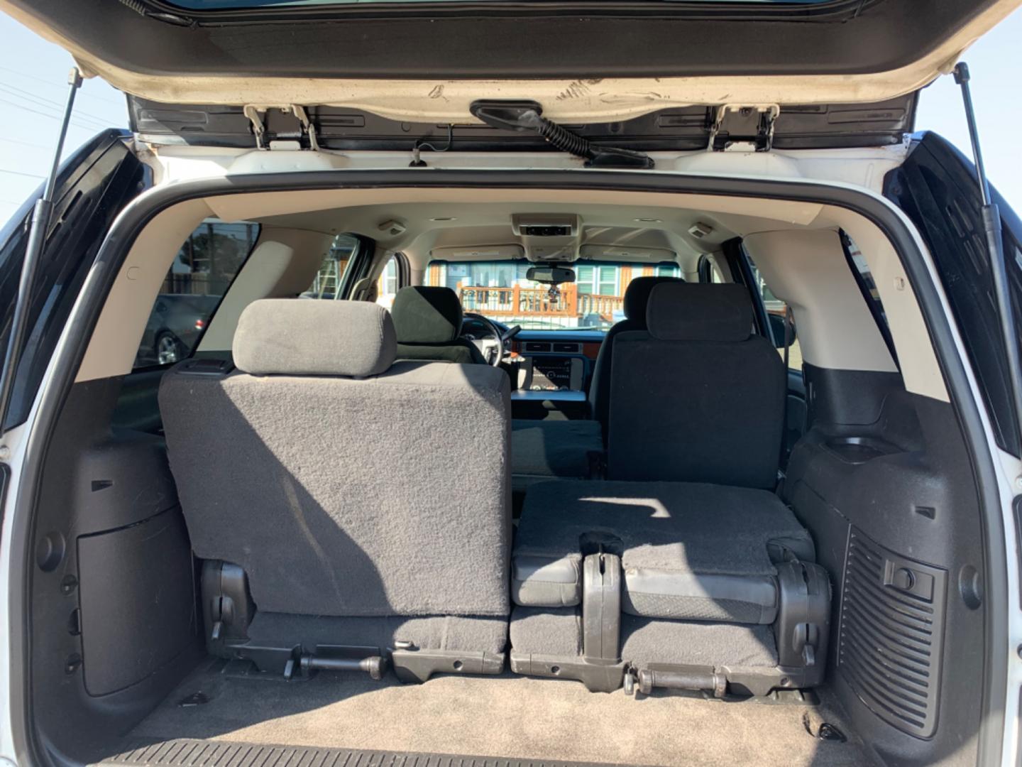 2008 White /Black GMC Yukon SLE-1 2WD (1GKFC13C98R) with an 4.8L V8 OHV 16V engine, Automatic Overdrive transmission, located at 1830 North Belt Line Road, Irving, TX, 75061, (469) 524-0199, 32.834373, -96.993584 - Photo#11